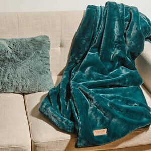 UnHide Faux Fur Throw Blanket, Emerald Kitten Green Small Wearable Knob and Loop